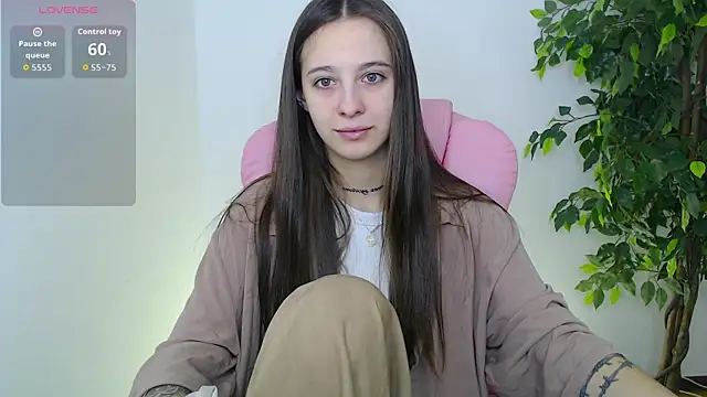 Snapshot of Little_cherryy__ chatting on September 18, 6:34 am Little cherryy online show from September 18, 6:34 am