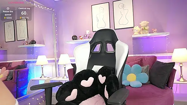 DahliaGrey online show from April 18, 11:35 am