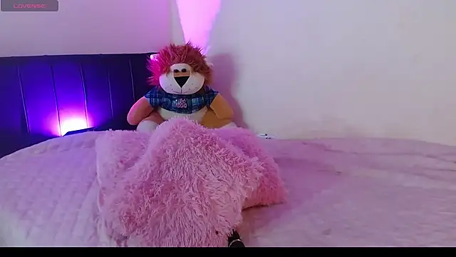 Snapshot of MichellMoon1 chatting on October 19, 6:21 pm MichellMoon1 online show from October 19, 6:21 pm