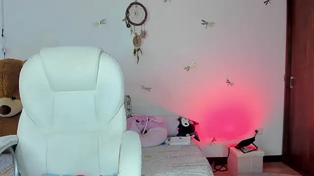 Snapshot of princessluna_19 chatting on September 27, 9:11 pm princessluna 19 online show from September 27, 9:11 pm