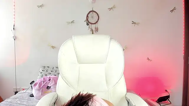 Snapshot of princessluna_19 chatting on October 13, 7:27 pm princessluna 19 online show from October 13, 7:27 pm