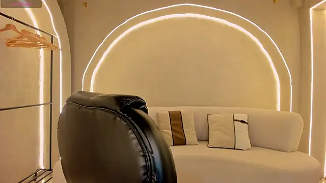 SarahYates online show from April 24, 4:26 am