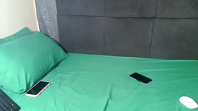 HugeTitisxx online show from April 21, 3:52 pm