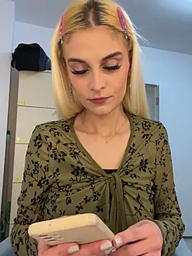 SelenaDaze online show from April 25, 10:40 am