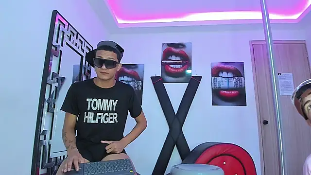 Snapshot of TWINKS_FRIENDS chatting on October 13, 7:55 am TWINKS FRIENDS online show from October 13, 7:55 am