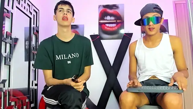 Snapshot of TWINKS_FRIENDS chatting on October 18, 7:22 am TWINKS FRIENDS online show from October 18, 7:22 am