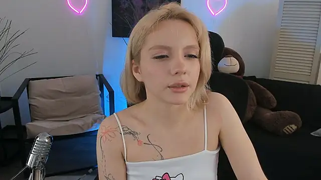 AuroraWrenfield online show from March 2, 7:15 am