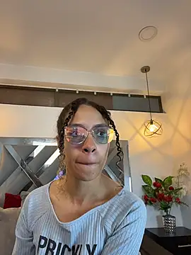 Hanna Cornee  online show from November 10, 1:50 pm