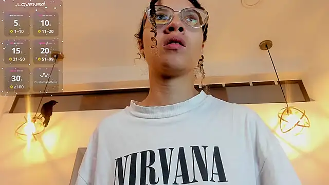 Hanna Cornee  online show from November 4, 2:00 pm