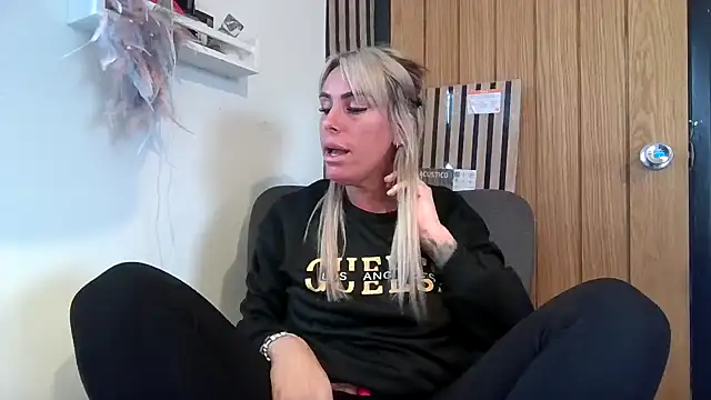 poppyinga1 online show from March 4, 9:38 am