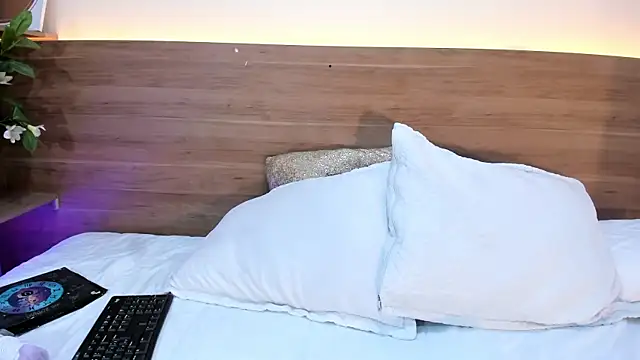 thamiina  online show from April 22, 11:40 am