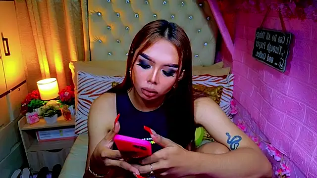 MoniqueCeleste online show from April 6, 4:46 am