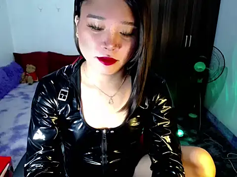 Urassiansweetcummer online show from June 30, 2:11 am