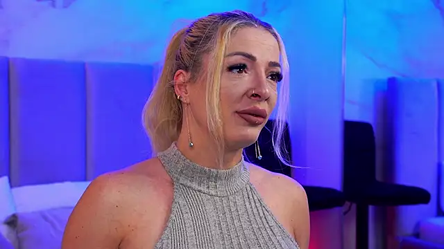 Izabellle02 online show from April 27, 3:47 am