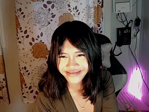 urcurlydiva online show from April 10, 9:37 am