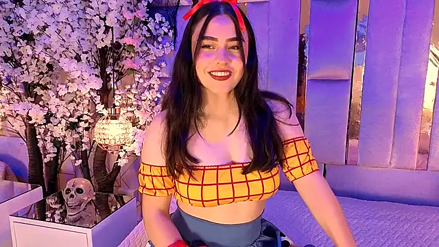 HannaCollins  online show from October 30, 1:01 pm