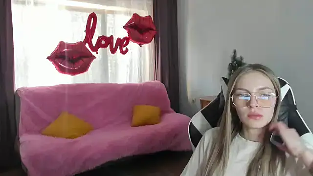 HitGyrl online show from March 21, 8:19 am