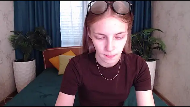 Snapshot of HitGyrl chatting on October 9, 8:07 am HitGyrl online show from October 9, 8:07 am