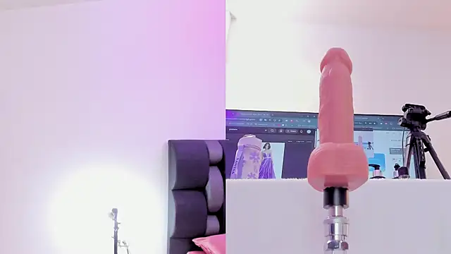 maily zanss online show from April 24, 8:00 pm