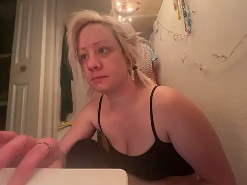 prettylilandrea online show from November 18, 8:48 am