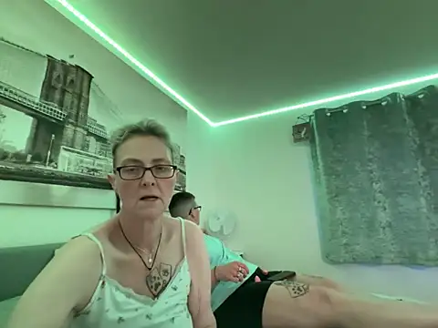 Curvy-Jinx online show from April 19, 7:05 pm