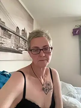 Curvy-Jinx online show from November 6, 8:31 am