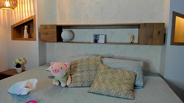 Emilly Beaumont online show from April 21, 1:18 pm