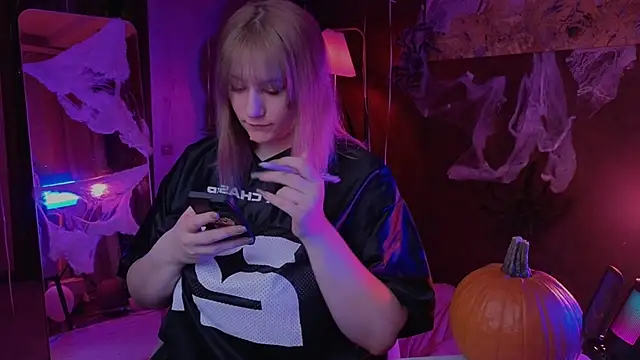 Morvelyn online show from October 26, 5:30 pm