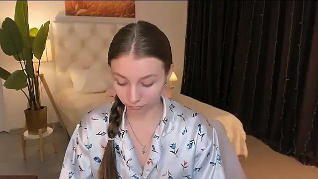 JulieDaniel online show from March 31, 8:36 am