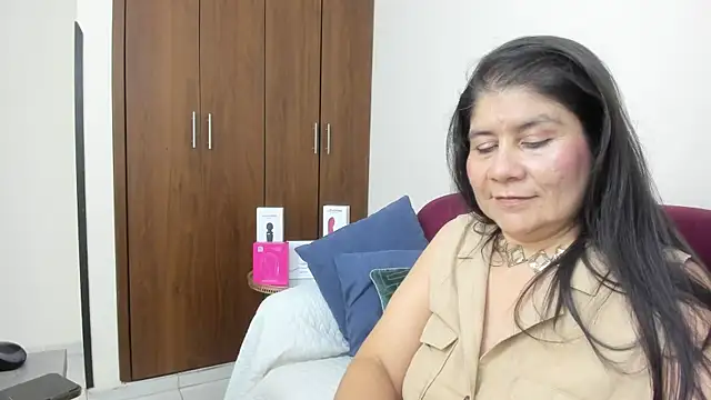 kiraGeiner online show from December 20, 3:32 am