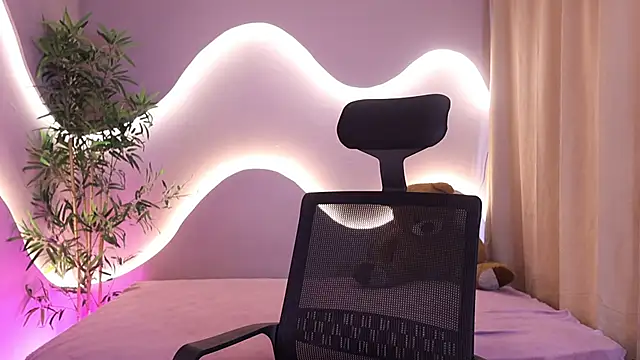 Emma and Issac online show from April 25, 9:34 pm