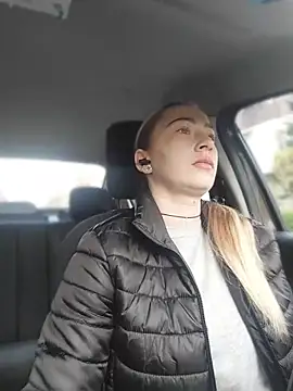 Reina Cummings online show from April 17, 5:09 am