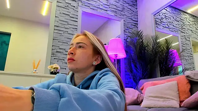 Reina Cummings online show from April 26, 4:10 am