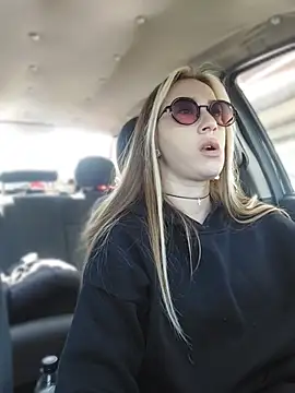 Reina Cummings online show from April 6, 8:59 am