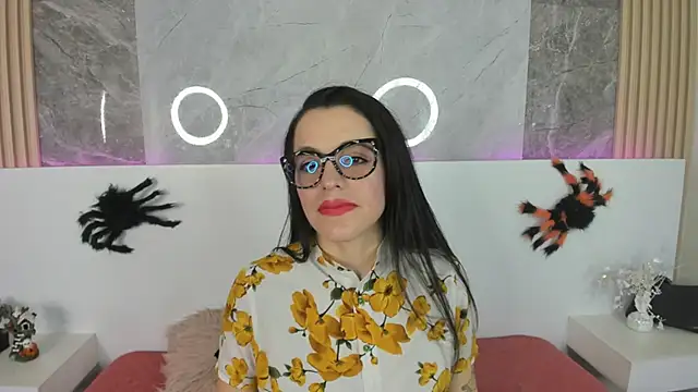 IsisNoir online show from October 6, 7:40 pm