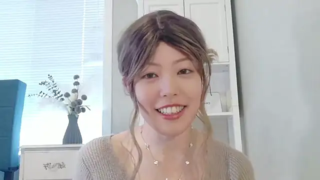 Nana with online show from April 21, 8:05 pm