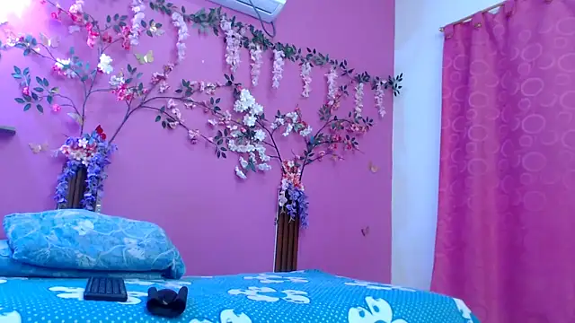 skinnybarbie022 online show from April 24, 12:35 am