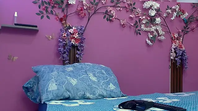 skinnybarbie022 online show from December 18, 12:37 am