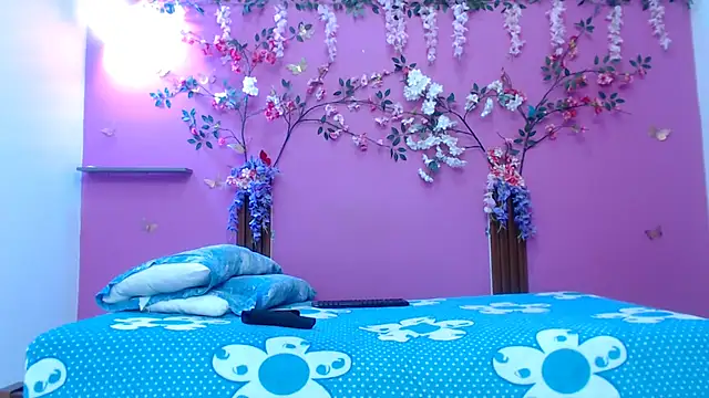 skinnybarbie022 online show from April 14, 1:16 am