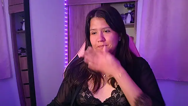 Oliviawatson1 online show from April 26, 1:42 pm