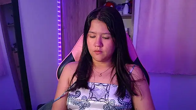 Oliviawatson1 online show from April 7, 12:18 pm