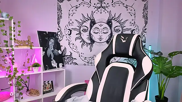 Charlotte Colinss online show from September 23, 7:39 am