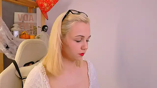 Charlotte Colinss online show from October 21, 5:22 am