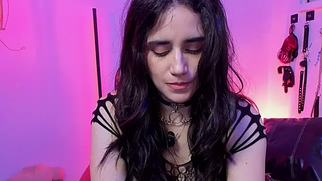 elowen halley1 online show from February 18, 9:03 pm