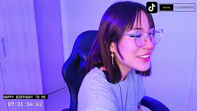 Snapshot of Yulienneg chatting on September 17, 3:04 am Yulienneg online show from September 17, 3:04 am