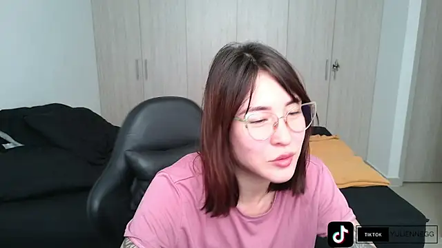 Snapshot of Yulienneg chatting on October 27, 9:20 pm Yulienneg online show from October 27, 9:20 pm