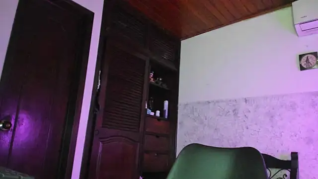 Snapshot of marly_charm_ chatting on October 19, 2:35 am marly charm online show from October 19, 2:35 am