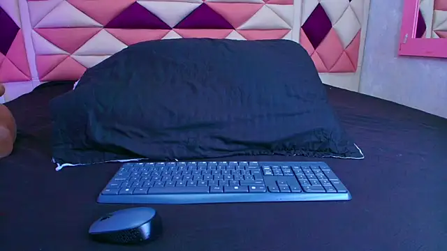 Snapshot of valecastro_ chatting on September 24, 7:13 pm valecastro  online show from September 24, 7:13 pm