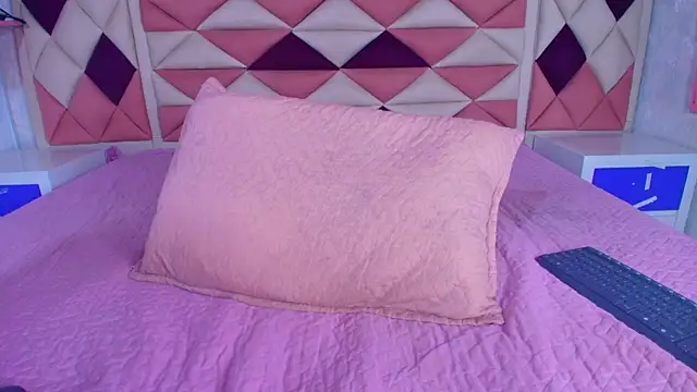 Snapshot of valecastro_ chatting on September 13, 7:22 pm valecastro  online show from September 13, 7:22 pm