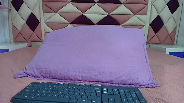 Snapshot of valecastro_ chatting on October 6, 7:18 pm valecastro  online show from October 6, 7:18 pm